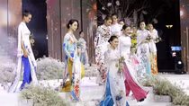 Khi áo dài làm du lịch