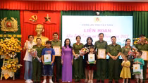 Công an tỉnh Tây Ninh tuyên dương 12 gia đình tiêu biểu