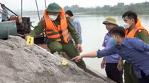 Cảnh sát mật phục bắt "cát tặc" trong đêm mưa