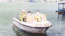 Hơi xuân đã dậy bên hồ...