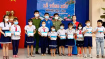 Công an tỉnh Tây Ninh tặng hơn 250 phần quà, xe đạp cho học sinh nghèo
