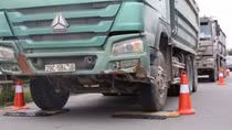 Chở quá tải qua cầu Thăng Long, 33 tài xế bị tước giấy phép lái xe