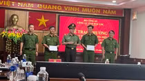 Khen thưởng các đơn vị khám phá vụ cướp tại nhà chủ tịch huyện