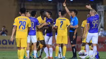 Chiếc thẻ đỏ của Olaha và chuyện phản ứng trọng tài