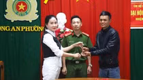 Nhặt được dây chuyền vàng, hai vợ chồng tìm người trả lại