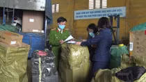 Ngăn chặn gần 10 tấn bánh kẹo trôi nổi chuẩn bị bán Tết