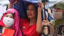 Phụ huynh đội mưa đón con sau môn thi thứ 2
