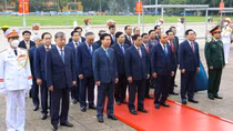 Lãnh đạo Đảng, Nhà nước, Bộ Công an vào Lăng viếng Chủ tịch Hồ Chí Minh