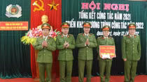 Thưởng vụ bắt giữ đối tượng vận chuyển trái phép 4 cá thể tê tê