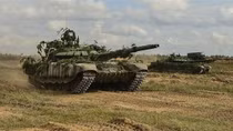 Xe tăng Nga tập trận bắn đạn thật gần Ukraine