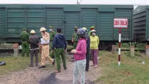 Nghe điện thoại khi băng qua đường sắt bị tàu tông suýt mất mạng