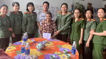 Thăm Mẹ Việt Nam Anh hùng và trao tiền Quỹ ươm mầm tương lai