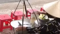 Xác minh thông tin người bán bún đổ đồ ăn thừa vào nồi đang nấu để bán lại
