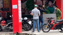 Tên cướp dùng súng tự chế đe dọa nhân viên tại cửa hàng tiện lợi