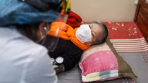 Hà Nội tiêm vaccine phòng COVID-19 cho người già tại nhà