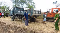 Bắt quả tang các đối tượng khai thác đất trái phép