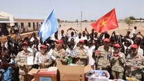 Lính “mũ nồi xanh” Việt Nam chia sẻ khó khăn với thầy trò tại Nam Sudan