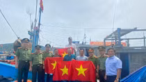 Cụm thi đua số 1 – Bộ Công an, trao tặng 1.000 lá cờ Tổ quốc cho ngư dân Đà Nẵng