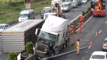Lật xe đầu kéo, rơi container trên cao tốc TP Hồ Chí Minh-Trung Lương