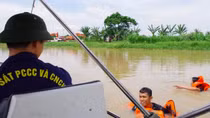 Cảnh sát lặn ngụp trong nước xiết, tìm kiếm thanh niên mất tích trên sông Dinh