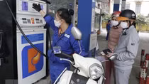 Khẩn trương nghiên cứu, đề xuất giảm các loại thuế, phí liên quan đến xăng dầu, tiêu dùng