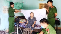 Người dân xúc động cảm ơn Công an xã đưa đón đi làm CCCD