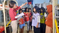 Cấp phát sổ tay kiến thức về động đất, sóng thần cho học sinh vùng tâm chấn