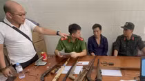 Dùng vũ khí nóng chống trả, cắn cảnh sát hòng thoát thân
