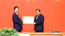 Trao Huy hiệu 55 năm tuổi Đảng tặng nguyên Thủ tướng Nguyễn Tấn Dũng