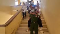Công an cõng thí sinh ngồi xe lăn ra vào phòng thi
