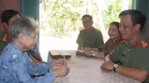 Thăm, tặng quà Mẹ Việt Nam anh hùng và gia đình chính sách