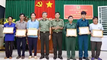 Khen thưởng 6 người dân dũng cảm cứu 40 người từ Campuchia về