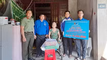 Công an tỉnh Tây Ninh tặng quà và nhà tình nghĩa cho người dân nghèo