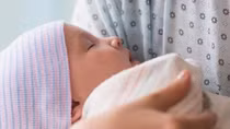 Bé gái 15 tuổi theo bạn cùng xóm đi chơi rồi... sinh con