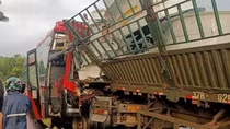 Xe khách và xe tải đối đầu, 2 tài xế tử vong