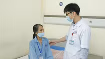 Ăn uống khó tiêu, không ngờ mang khối u “khủng” 40cm trong bụng