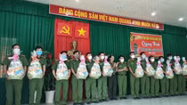 Ấm áp nghĩa tình với cán bộ chiến sĩ Công an viên vùng khó