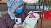 Bé trai sơ sinh bị bỏ rơi trước cổng chùa Trúc Lâm