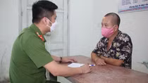 Dùng xe khách chở người đến sới để đánh bạc