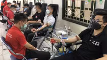 Hàng trăm y, bác sĩ tương lai tham gia hiến máu