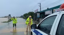 Băng qua đê, 1 thanh niên bị nước lũ trái mùa cuốn tử vong