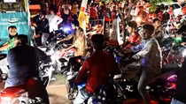 Lo giá xăng tăng, người dân Bangladesh đổ xô đi mua tích trữ
