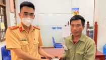 Cảnh sát Giao thông tìm người đánh rơi ví để trả lại