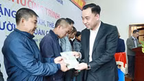 Tặng sổ BHXH, thẻ BHYT cho người có hoàn cảnh khó khăn tại tỉnh Tuyên Quang