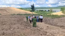 Kiểm tra thực tế “núi cát” tập kết trái phép trong khu bảo tồn thiên nhiên Ea Sô