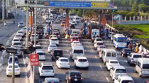 Ngày đầu nghỉ lễ: Nhiều trạm thu phí phải xả trạm