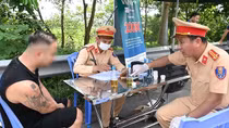 Tài xế chây ỳ hơn 2 tiếng vì sợ bị phát hiện dùng ma túy