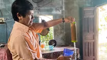 Người dân lo lắng vì nước sinh hoạt đổi màu mắm cua