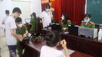 Công an TP Vinh cấp CCCD và định danh điện tử cho học sinh tại trường học