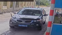 Lái xe biển xanh định "bùng" qua chốt thu phí